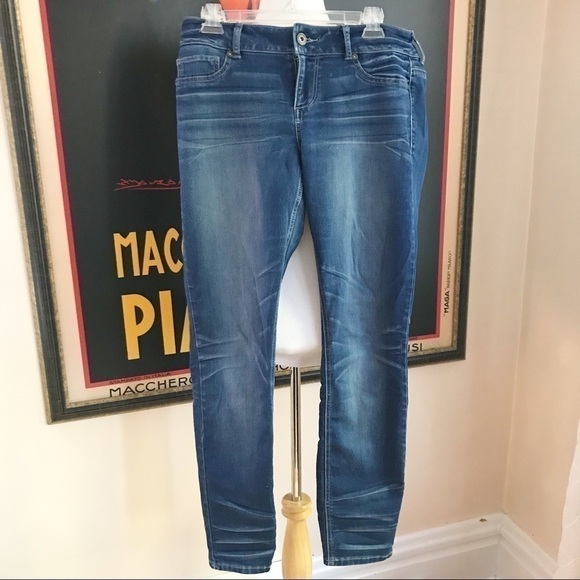 Maurices: Skinny Striaght Leg Stretchy Distressed Legging Denim Jeans Size large - Picture 1 of 11